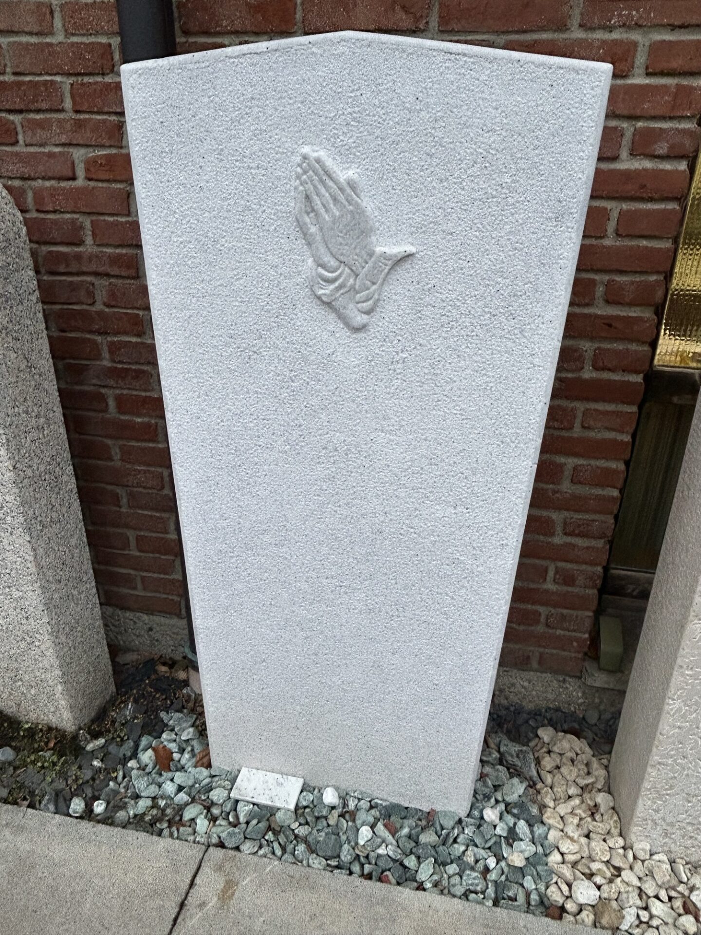 Grabstein aus Astir Marmor gestockt