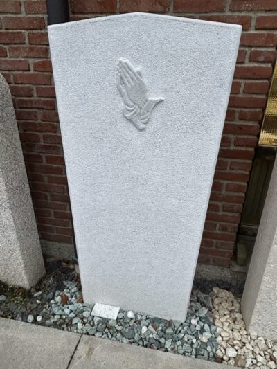 Grabstein aus Astir Marmor gestockt